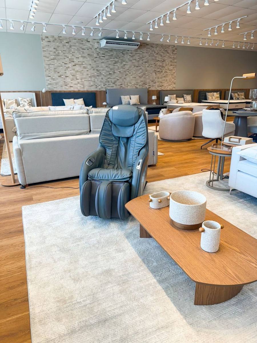 Área de estar do showroom com poltronas