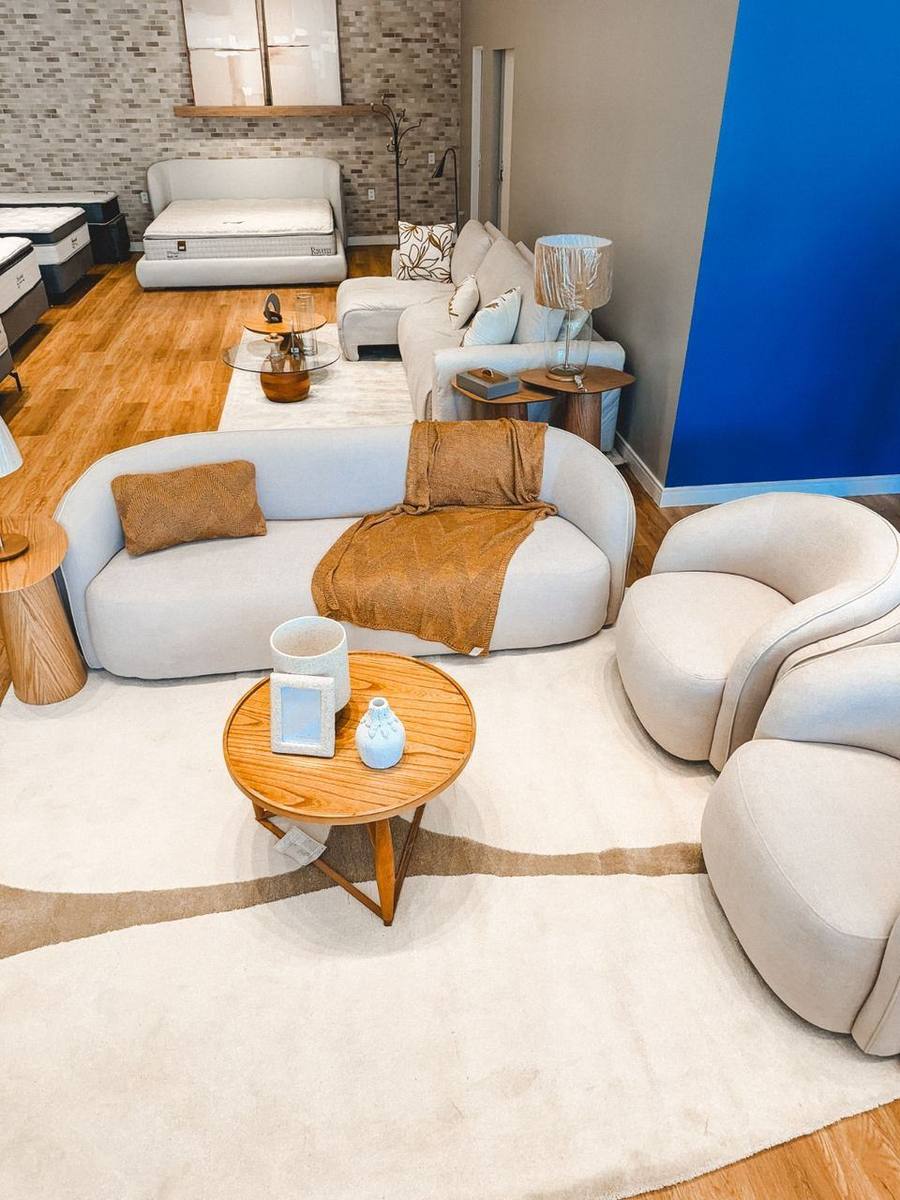 Showroom da Anjos Balsas com sofás e camas expostos
