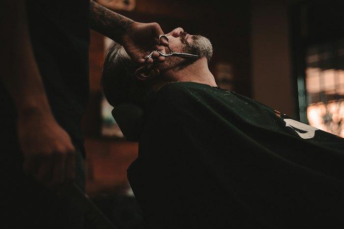 Corte de cabelo em andamento