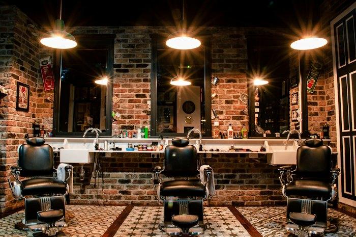 Interior da barbearia com cadeiras clássicas