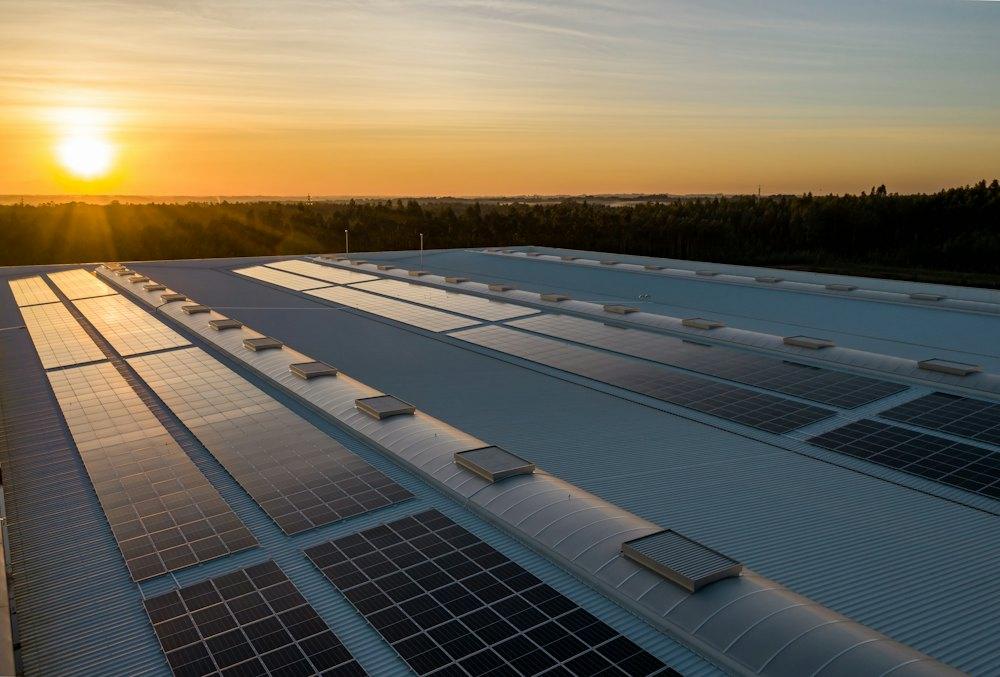 Casa com sistema de energia solar no telhado, demonstração